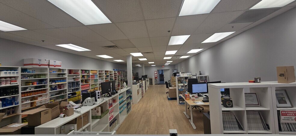 More Photos Of 495 Mola Blvd, Elmwood Park Warehouse For Lease