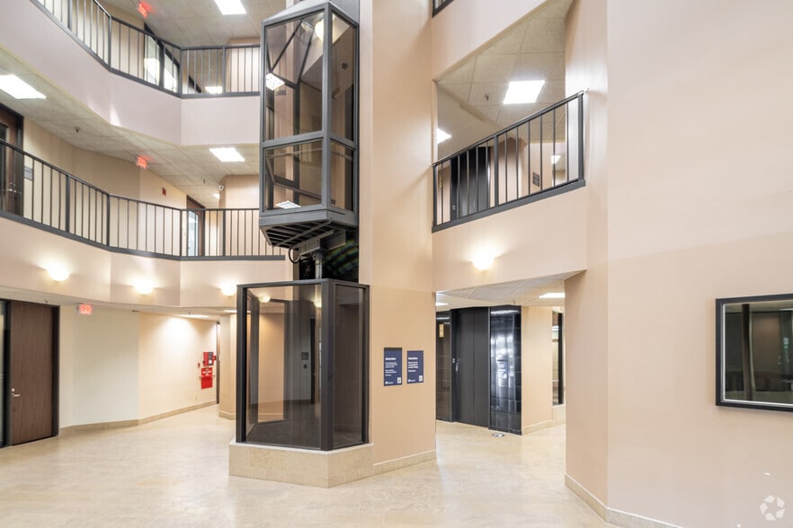 More Photos Of 8876 Gulf Fwy, Houston Office For Lease