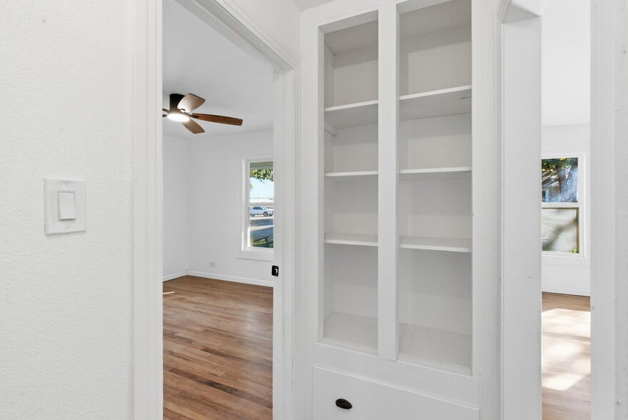 More Photos Of 112 W Akard St, Weatherford Flex For Sale