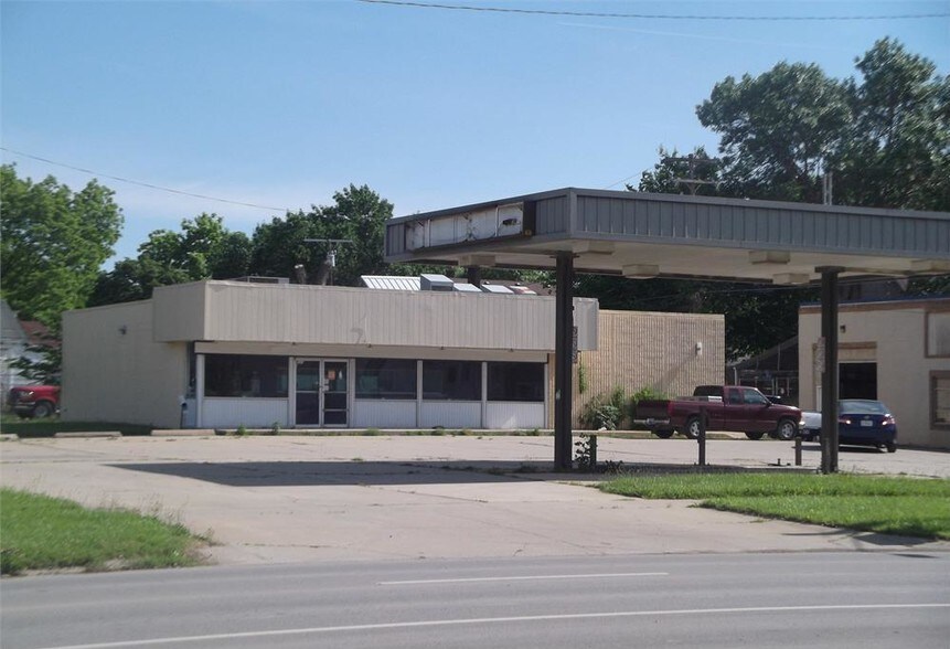 Primary Photo Of 520 W 6th Ave, Emporia Convenience Store For Sale