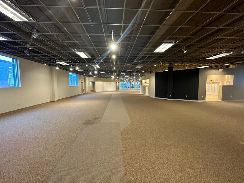 More Photos Of 220 Broadhollow Rd, Farmingdale Showroom For Sale