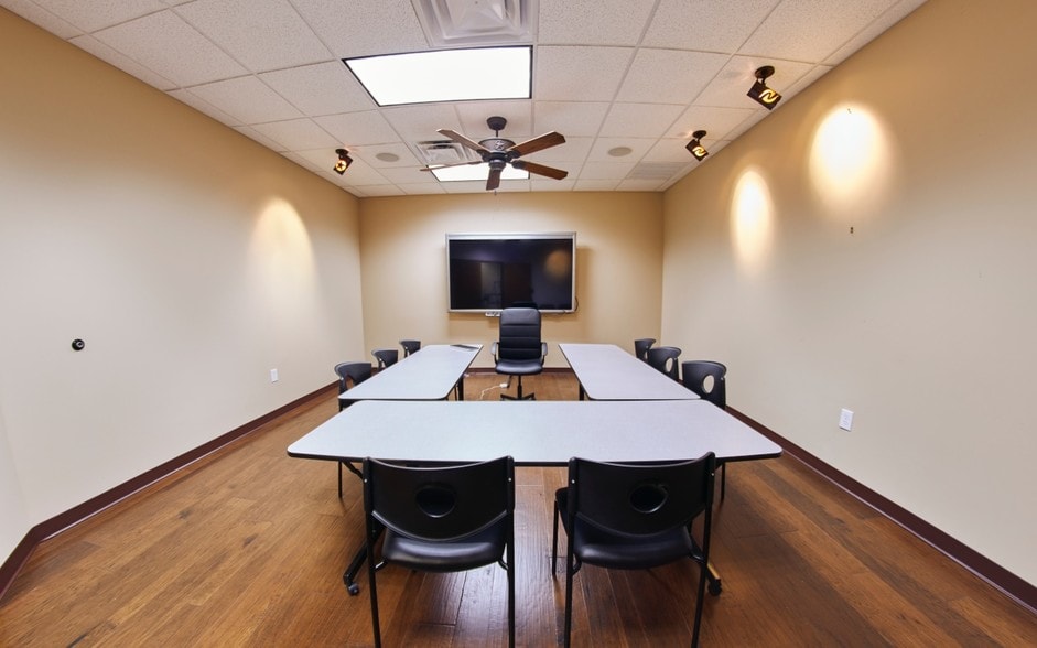 More Photos Of 205 S Alma Dr, Allen Warehouse For Lease