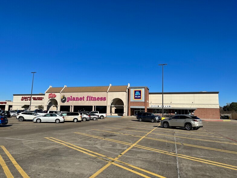 More Photos Of 2940 W Parkwood Ave, Friendswood Flex For Lease