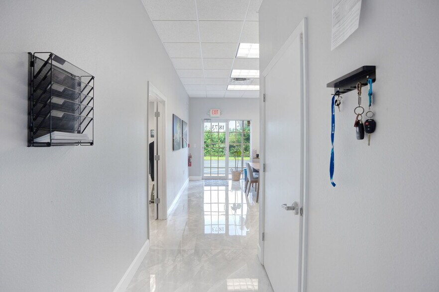 More Photos Of 1867-1881 Porter Lake Dr, Sarasota Warehouse For Sale