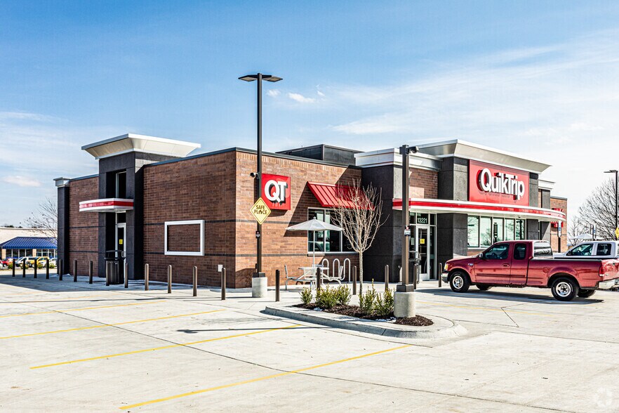 More Photos Of 528 NW Englewood Rd, Kansas City Convenience Store For Sale