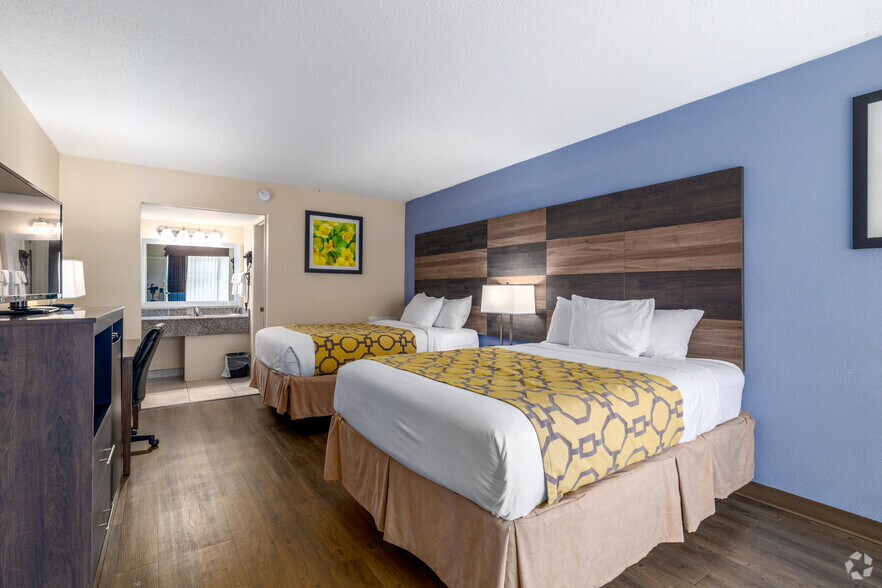 More Photos Of 710 Market St, Cheraw Hotel For Sale