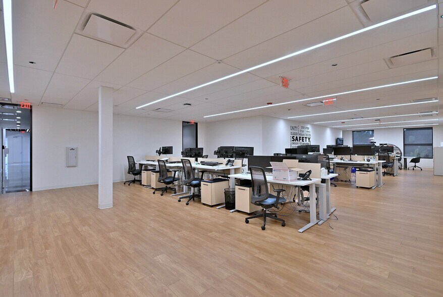 More Photos Of 2100 W 21st St, Broadview Light Manufacturing For Lease