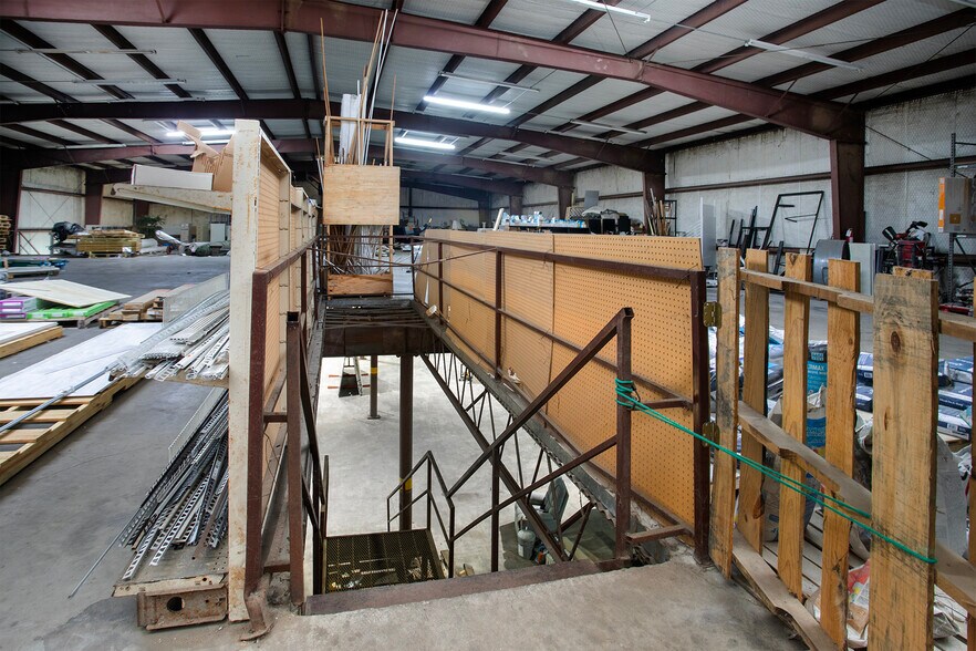 More Photos Of 414 US Highway 79 N, Henderson Industrial For Sale