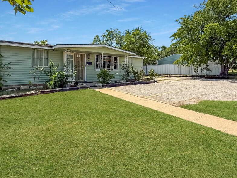 More Photos Of 104 W Hallmark Ave, Killeen Freestanding For Sale