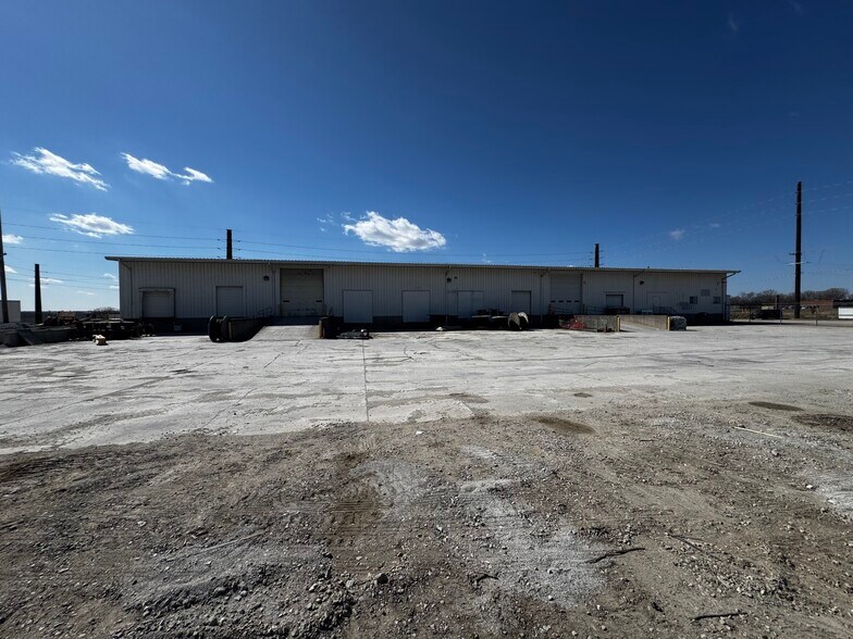 More Photos Of 2001 NE Broadway Ave, Des Moines Warehouse For Sale