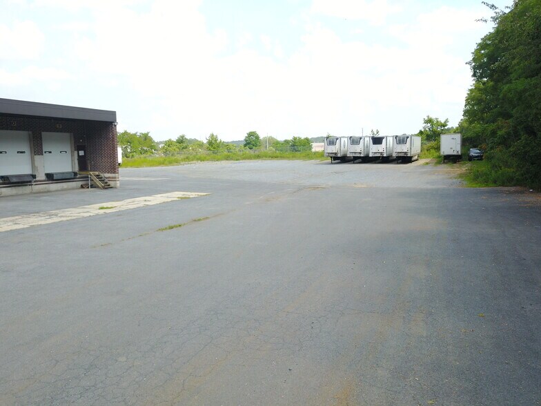 More Photos Of 7651 Derry St, Harrisburg Truck Terminal For Lease