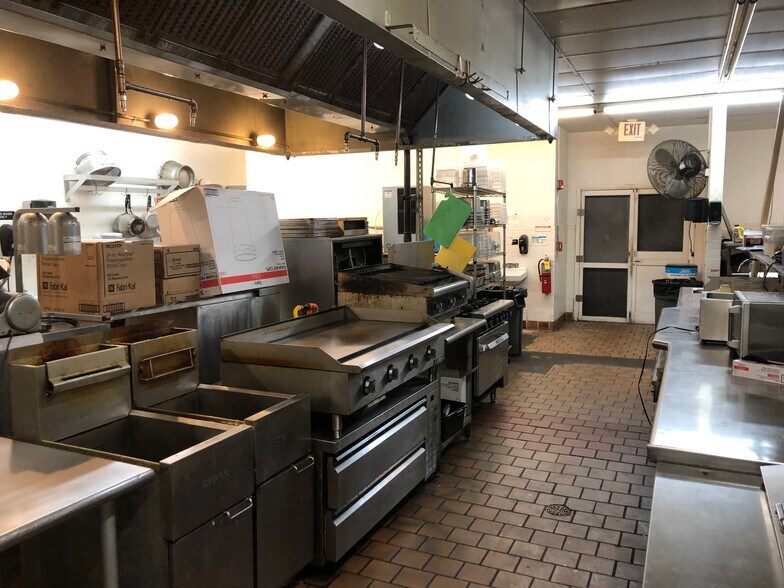 More Photos Of 8797 20th St, Vero Beach Hotel For Lease
