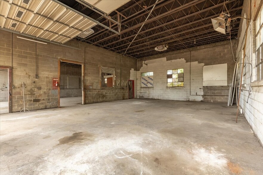 More Photos Of 1341 S School Ave, Fayetteville Auto Repair For Sale