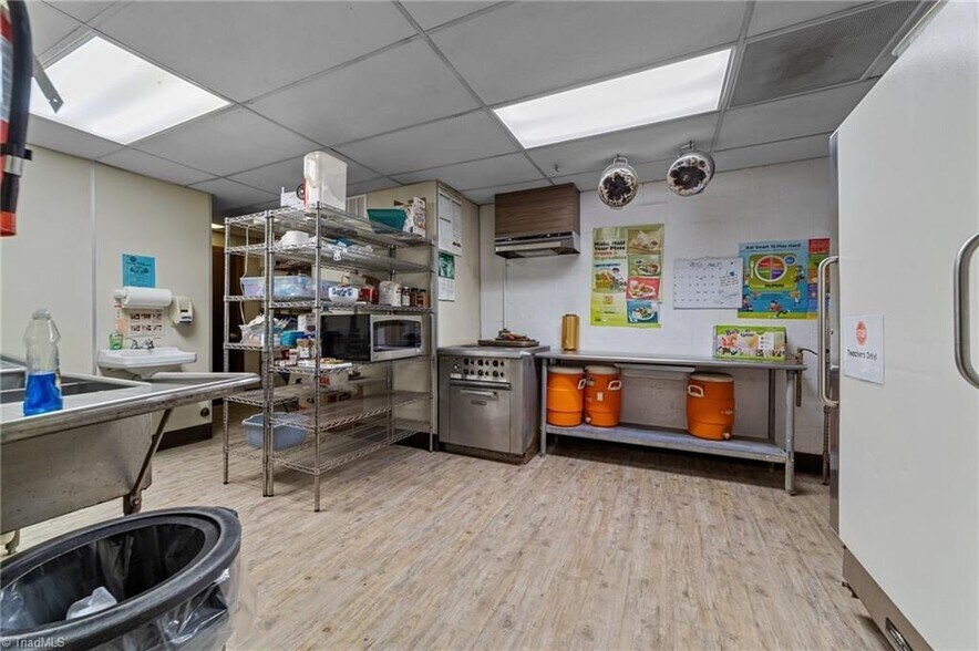 More Photos Of 1501 Upland Dr, Greensboro Office For Sale