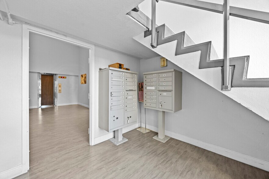 More Photos Of 1940 Harrison St, Hollywood Office For Lease