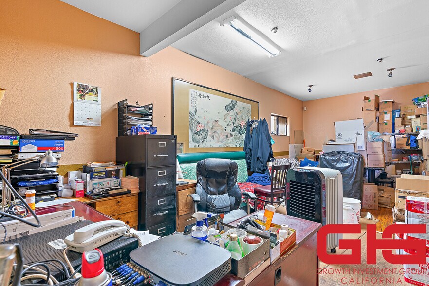 More Photos Of 14745 Palmdale Rd, Victorville General Retail For Sale