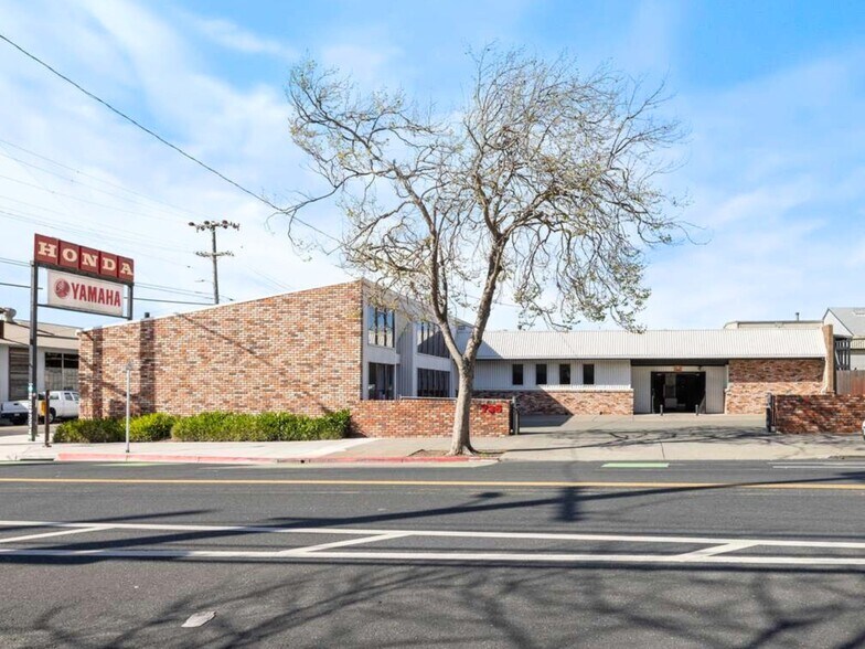 More Photos Of 735 Gilman St, Berkeley Showroom For Sale