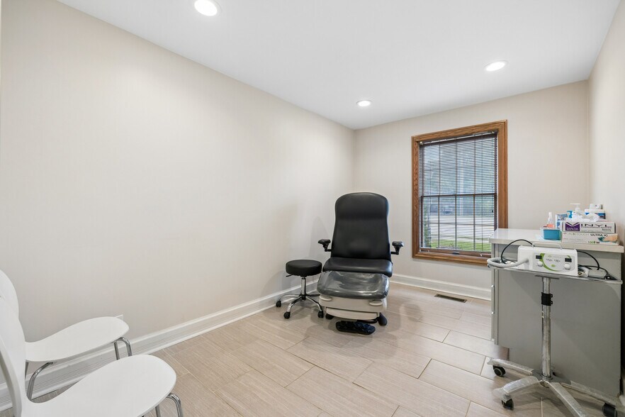 More Photos Of 4215 Kirchoff Rd, Rolling Meadows Office For Sale