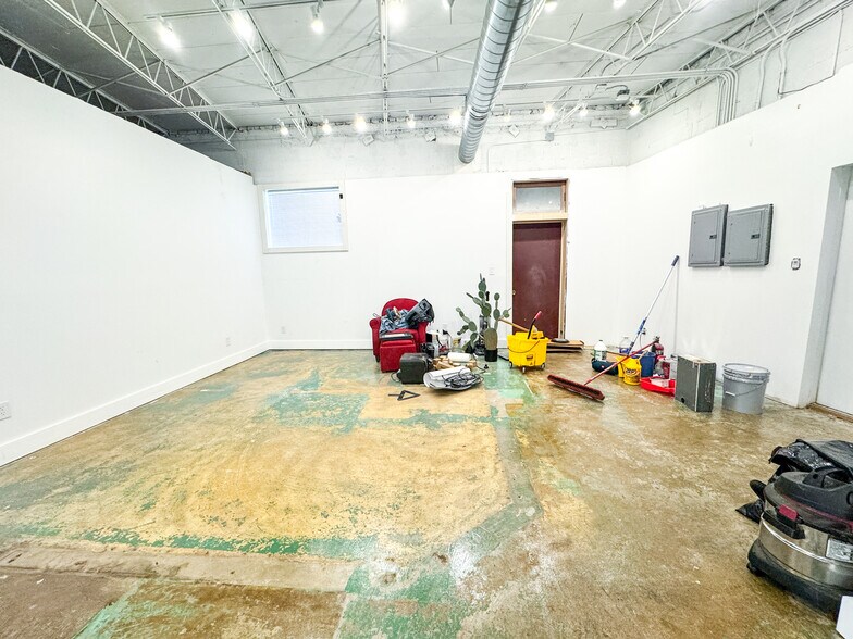 More Photos Of 920 Dauphin St, Mobile Office For Sale