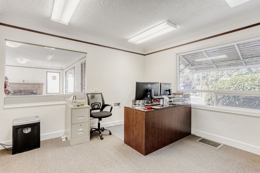 More Photos Of 2020 NE 102nd Ave, Portland Medical For Sale