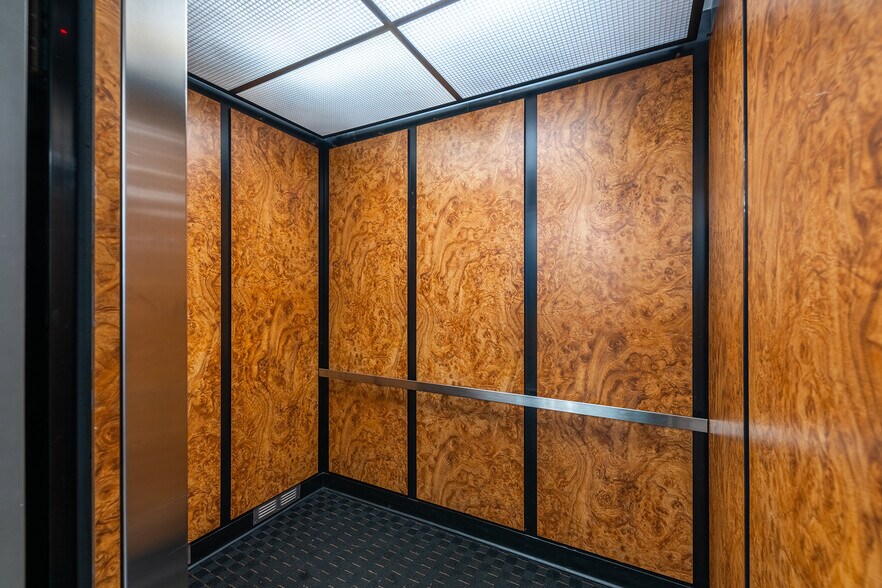 More Photos Of 2081 SE Ocean Blvd, Stuart Office For Sale