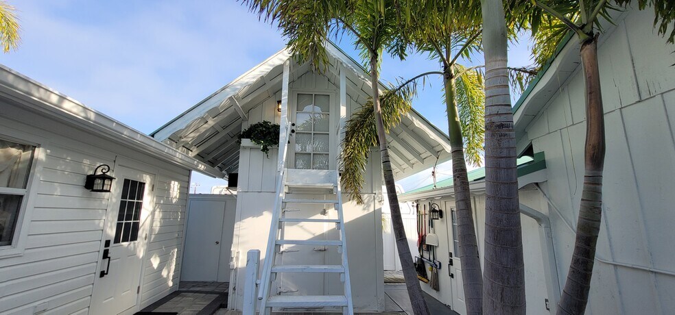 More Photos Of 3351 Bahia Vista St, Sarasota Storefront For Sale