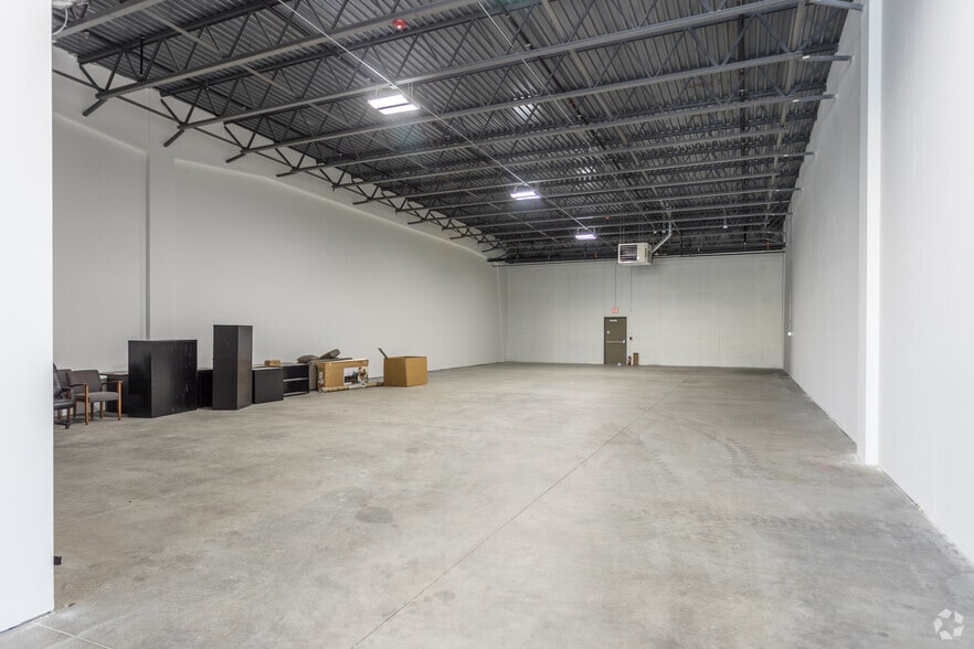 More Photos Of 4701 NW Urbandale Dr, Urbandale Light Distribution For Lease