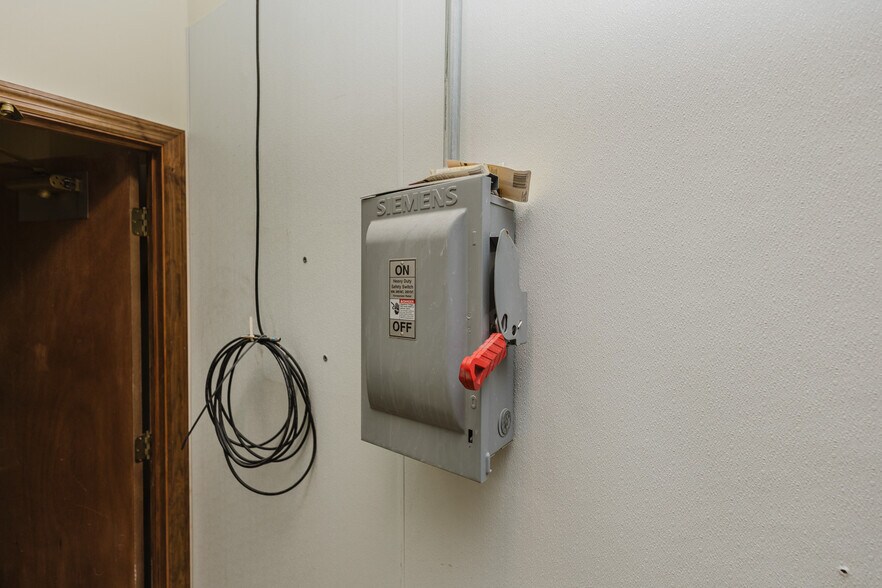 More Photos Of 830 N Kansas Ave, Topeka Bar For Sale