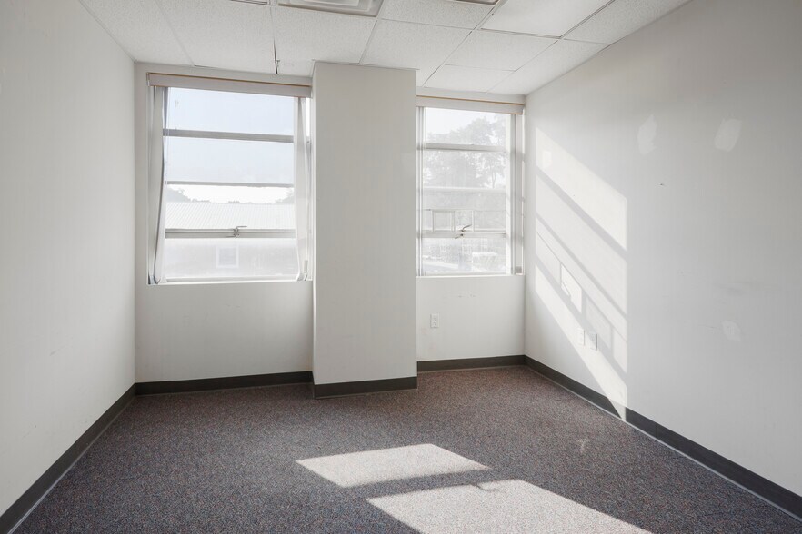 More Photos Of 7401 S Broadway, Red Hook Office For Sale
