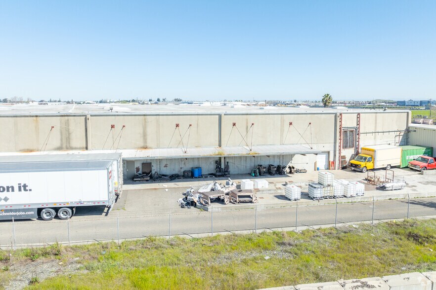 More Photos Of 8180 Signal Ct, Sacramento Warehouse For Lease