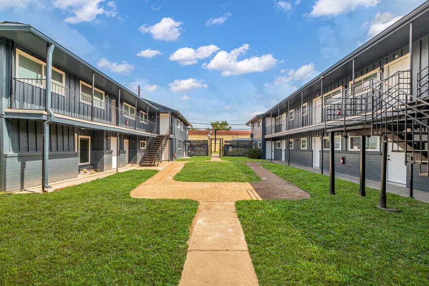 More Photos Of 4706 Yellowstone Blvd, Houston Apartments For Sale