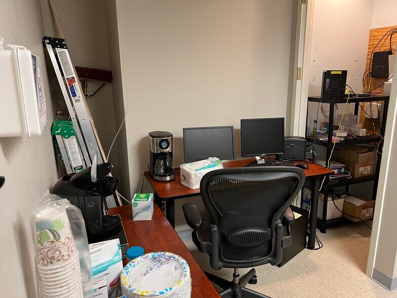 More Photos Of 211 W Wacker Dr, Chicago Office For Sale