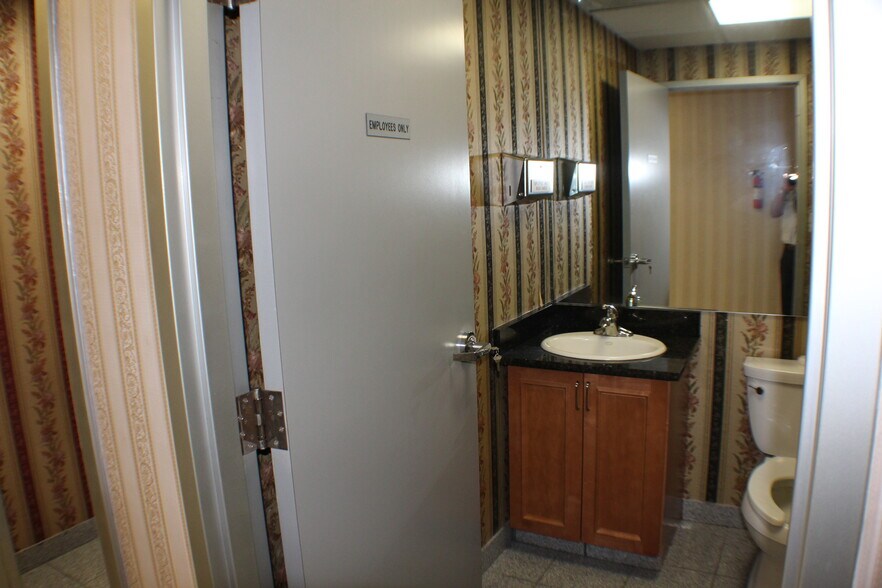 More Photos Of 1637 N Eastman Rd, Kingsport Office For Lease