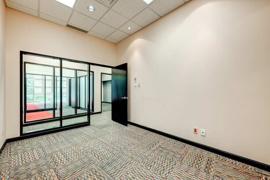 More Photos Of 867-877 Boul Jean-Paul-Vincent, Longueuil Warehouse For Lease