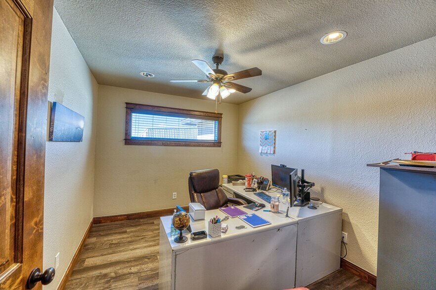 More Photos Of 320 Southland Dr, Burnet Office For Sale