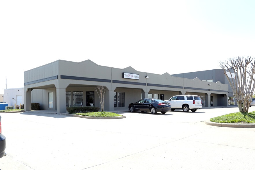 More Photos Of 11041-11051 S Memorial Dr, Tulsa Freestanding For Lease