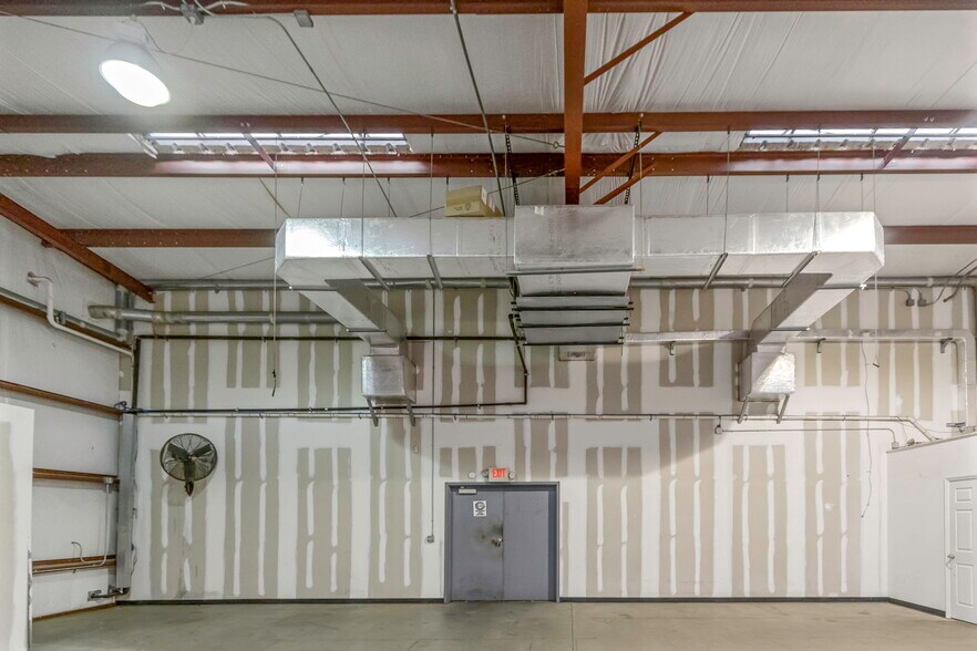 More Photos Of 16547 US Highway 19, Hudson Showroom For Lease