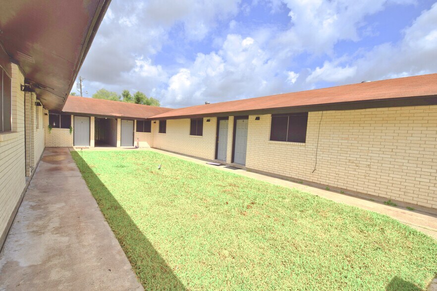 More Photos Of 402 S Tyler St, Beeville Apartments For Sale