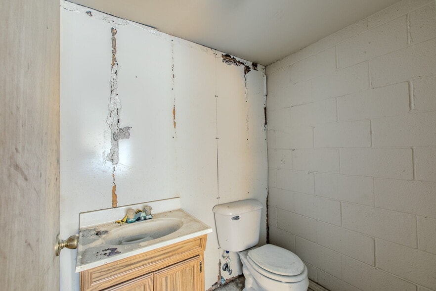 More Photos Of 221 S Main St, McGregor Storefront Retail Office For Sale