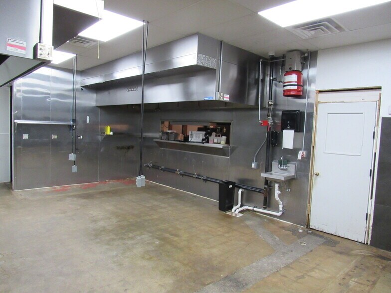 More Photos Of 802 S Main St, Belton General Retail For Sale