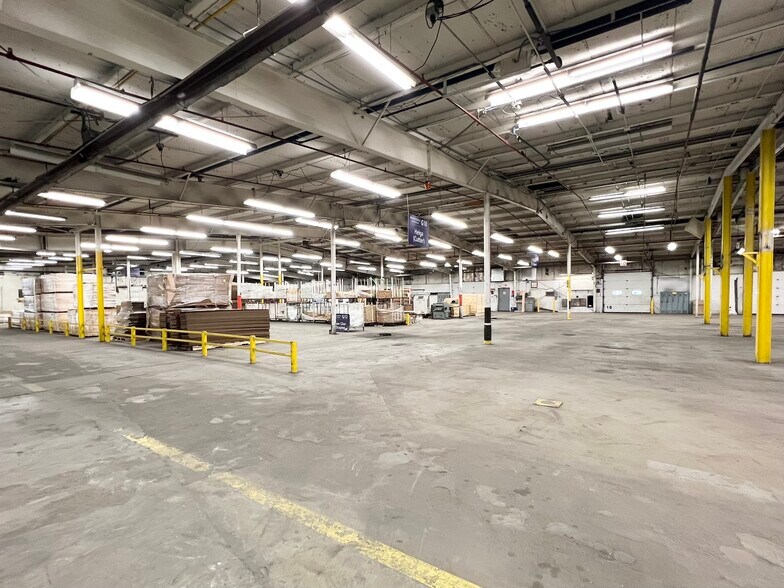 More Photos Of 675 E Allman St, Medford Warehouse For Lease