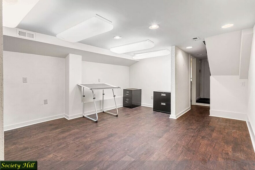 More Photos Of 208 S 3rd St, Philadelphia Storefront Retail Office For Lease