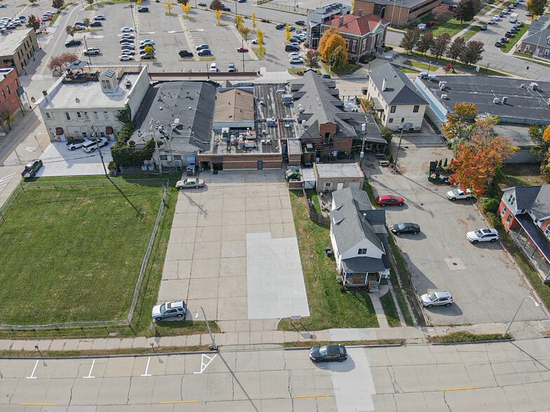 More Photos Of 104 Macomb Pl, Mount Clemens Restaurant For Sale