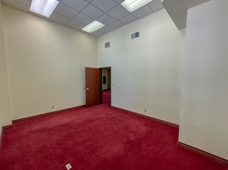 More Photos Of 200 S 6th St, Springfield Office For Lease