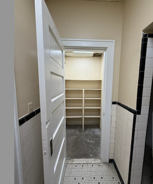 More Photos Of 6 W Henry St, Savannah Freestanding For Sale