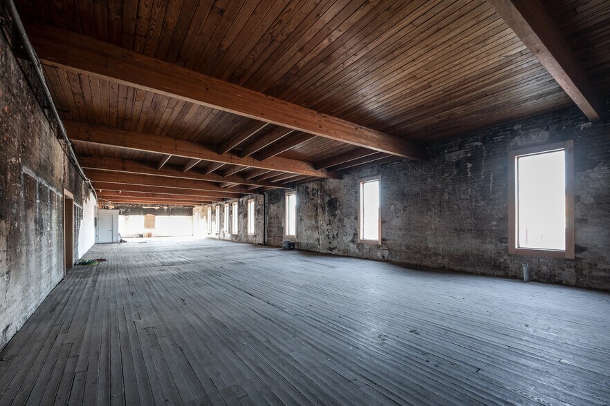 More Photos Of 318 N Washington Ave, Livingston General Retail For Sale