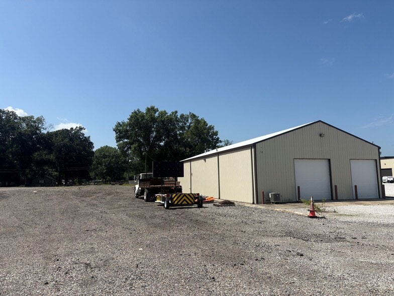 More Photos Of 1698 E Davis Dr, Terre Haute Warehouse For Lease