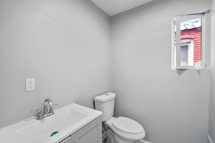 More Photos Of 2800 Huntingdon Ave, Baltimore Storefront Retail Residential For Lease