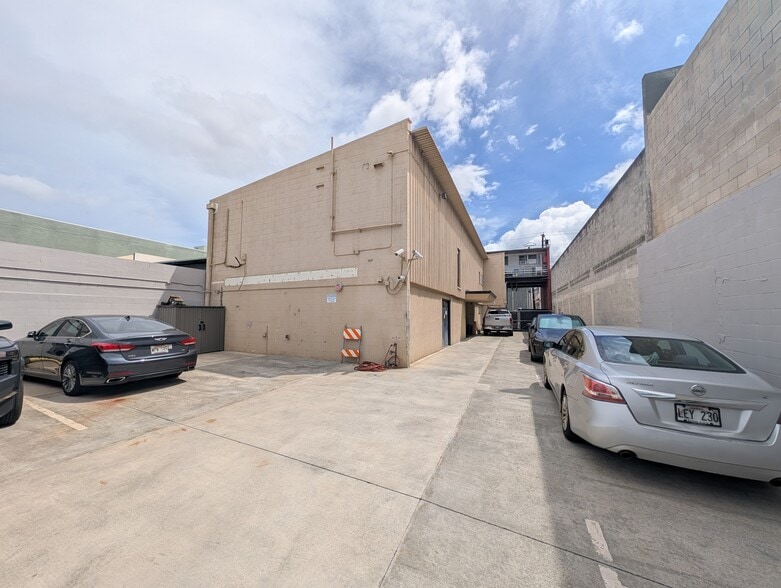 More Photos Of 1724 Hart St, Honolulu Warehouse For Lease