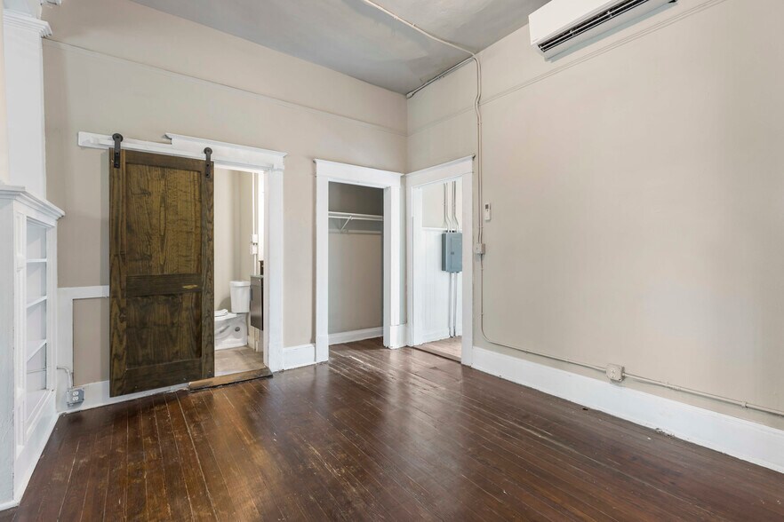 More Photos Of 2024 S Flores St, San Antonio Storefront Retail Residential For Sale